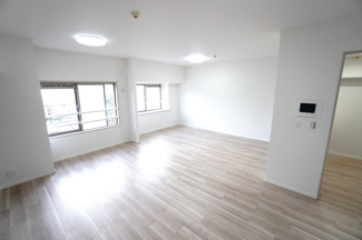 【居間・リビング】 | 【リノベ済】藤和平和公園ホームズ | 【約21.0帖LDK】
デザインリフォームされた室内は
良い雰囲気になっております。
リノベーションで付加価値をプラスし、
ただの『住まい』ではなく『癒しのある空間』
に仕上がっております♪