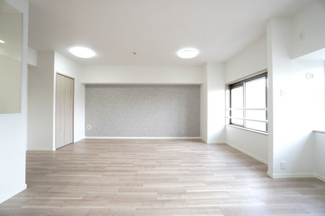 【居間・リビング】 | 【リノベ済】藤和平和公園ホームズ | 【約21.0帖LDK】
フラットなフロアで繋がる本物件は、人にも優しい造りに。
窓からの陽射しがたっぷり入るリビングは、
家族にとっても寛ぎと団らんの場所となること間違いない空間に。