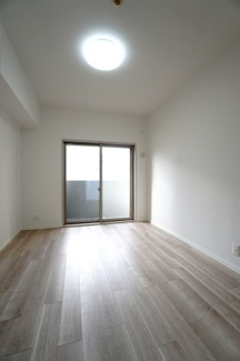 【洋室】 | 【リノベ済】藤和平和公園ホームズ | 【洋室約6.2帖】
心と体をゆったりと安らげる主寝室。
寝室のゆとりが大きい分だけ、
暮らしの安らぎは深まります。
一日の疲れを癒すだけでなく、
ご夫婦の親密な語らいを紡ぎ出します。