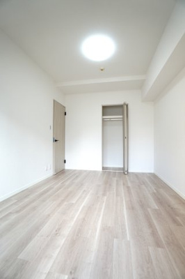 【洋室】 | 【リノベ済】藤和平和公園ホームズ | 【洋室約6.2帖】
どんな家具や敷物でも部屋に馴染みやすく、
コーディネートがし易そうですね。
配置も柔軟に対応できるので身の回りの整理もし易い！
自分好みの空間に出来そうですね！