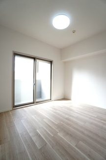 【洋室】 | 【リノベ済】藤和平和公園ホームズ | 【洋室約5.2帖】
居室にはクローゼットを完備。
自由度の高い家具の配置が叶うシンプルな空間です。
お子様の成長と人数と共に必要になる
子供部屋にもぴったりの間取りですね。