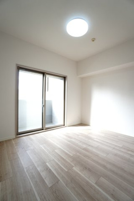 【洋室】 | 【リノベ済】藤和平和公園ホームズ | 【洋室約5.2帖】
居室にはクローゼットを完備。
自由度の高い家具の配置が叶うシンプルな空間です。
お子様の成長と人数と共に必要になる
子供部屋にもぴったりの間取りですね。