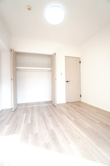 【洋室】 | 【リノベ済】藤和平和公園ホームズ | 【洋室約5.2帖】
こども部屋をコーディネート！このぐらいの広さがあれば、 
お子さんの好きな色やモチーフを使ったコーディネートで、
勉強もお片付けも全部楽しいお気に入りの空間にしていけそうですね！