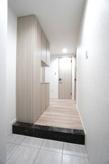 【玄関】 | 【リノベ済】藤和平和公園ホームズ | 【玄関】
人を迎え入れる最初の場所だからこそ、
清潔感があり纏まった空間にして頂ける様に
ゆとりあるシューズBOXを設置しました。
お出掛けの時も帰った時も、
我が家を最初に感じでもらえる素敵な空間に