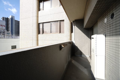 【バルコニー】 | 【リノベ済】藤和平和公園ホームズ | 【バルコニー】
使い易いバルコニー。
やわらかな陽射し、心地よい風。
どこまでも広がる青空の下、一歩外へ出て身体を伸ばせば、限りない開放感が身体を包み込みます。