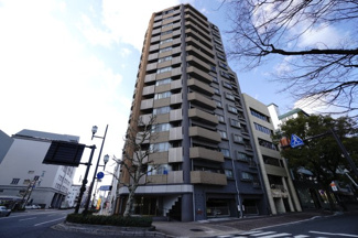 【外観】 | 【リノベ済】藤和平和公園ホームズ | 【耐震性】
耐震性の高さを判断するポイントは、
建築確認申請日が1981年6月1日以降の
新耐震基準に適合しているかどうか。
震度６程度の大地震でも
建物が崩壊しないレベルが基準になりました。