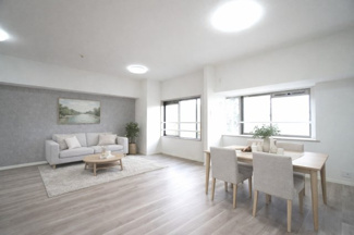 【居間・リビング】 | 【リノベ済】藤和平和公園ホームズ | 【約21.0帖LDK】
柔らかな色味でまとめた上品な空間設計。約21帖のゆとりあるLDKは視界が抜け、
暮らしのシーンに合わせて自在に使い分け可能。
日常もオモテナシも心地よくこなせ、余白も楽しめる。