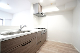 【キッチン】 | 【リノベ済】藤和平和公園ホームズ | 【キッチンスペース】
今回のキッチンは料理をすることが楽しみになる心地よさで
家族みんなが使いたくなるようなワクワクいたします。
また、リビングから手元が見えないように配慮されたデザインも嬉しい♪