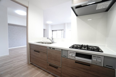 【キッチン】 | 【リノベ済】藤和平和公園ホームズ | ☆キッチンの特徴☆
・Hosetec製
・人工大理石製ワークトップ
・浄水器一体型ハンドシャワー水栓
・一度に5人分食器洗い乾燥機
・フラットスリムレンジフード
・換気扇幕板が他の面材と同色