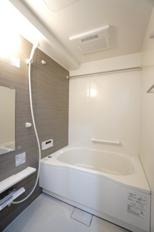 【浴室】 | 【リノベ済】藤和平和公園ホームズ | 【システムバス】
ハウステック社製！
細かな凹凸がフロアに残る水を素早く広げ、
大きな水たまりをつくらずスピーディに乾燥。
翌朝にはカラッと！すべりにくいので
お子様やお年寄りの入浴も安心です。