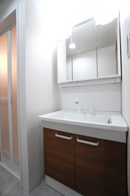 【独立洗面台】 | 【リノベ済】藤和平和公園ホームズ | 【コスメカウンター】
TOTO社製Vシリーズ。
フラット鏡がお掃除し易い3面鏡洗面化粧台！
鏡後ろ・下にも大容量の収納！
・すべり台ボウル
・奥ひろ収納「奥ひろし」
・エコシングル水栓ハンドシャワー付