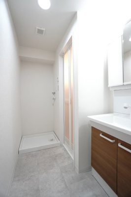 【独立洗面台】 | 【リノベ済】藤和平和公園ホームズ | 【パウダールーム】
装着が楽なワンタッチ式の給水栓！
どの方向にも洗濯機を合わせやすいように、洗濯機パンを設置。
ドラム式の洗濯機も入るサイズですが、お手持ちのサイズが入るか要確認です！