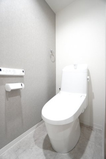 【トイレ】 | 【リノベ済】藤和平和公園ホームズ | 【レストルーム】
TOTO社製！きれいをまもるせいけつトイレ！
お掃除はサッとひとふきで完了！
少ない水で、汚れをしっかり洗い流します。
手洗い機能付きで、もしもの時も慌てない！