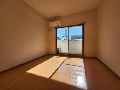 グランドパレス西院西館の居間・リビング|南向きで明るい