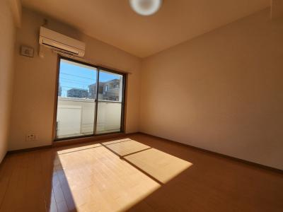 グランドパレス西院西館の居間・リビング|洋室