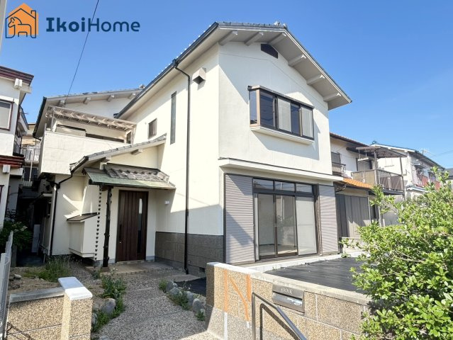 明石市魚住町清水　中古戸建のエントランス|●資料・カタログのご請求無料●スーパーやコンビニ、飲食店、病院など徒歩圏内の施設も多々あります。
