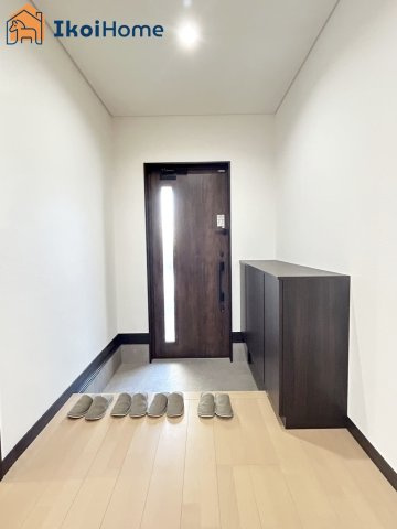 明石市魚住町清水　中古戸建の玄関|●年中無休：当日予約可●玄関には小さいですが下駄箱の設置もございます！