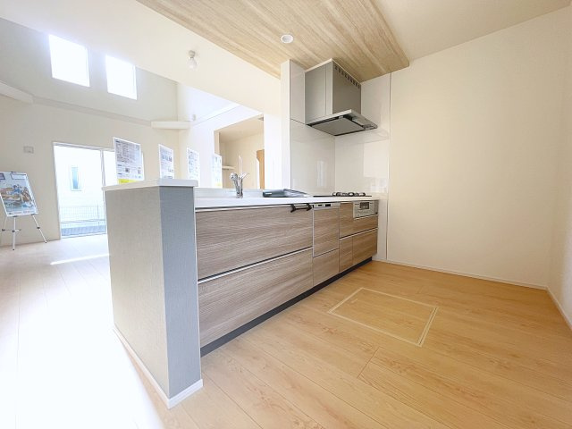 新築戸建・新築建売　郡山市芳賀三丁目　芳賀小・第四中のキッチン|キッチンはカウンターになっているのでリビング全体を見渡すことができます！