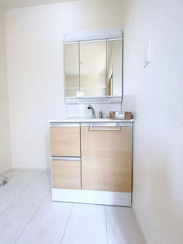 新築戸建・新築建売　郡山市芳賀三丁目　芳賀小・第四中の洗面所|三面鏡洗面台で朝の身支度もしやすい＆収納力も◎洗面台に物を置かずすっきり清潔に保つことができます！
