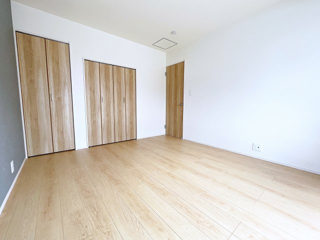 新築戸建・新築建売　郡山市芳賀三丁目　芳賀小・第四中の洋室|7帖の主寝室　収納が2か所あるのでご夫婦の寝室としてお使いいただけます！