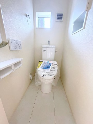 新築戸建・新築建売　郡山市芳賀三丁目　芳賀小・第四中のトイレ|白を基調としており小窓で換気ができるので清潔感のある空間。ペーパーホルダーが2つあるのも便利です！