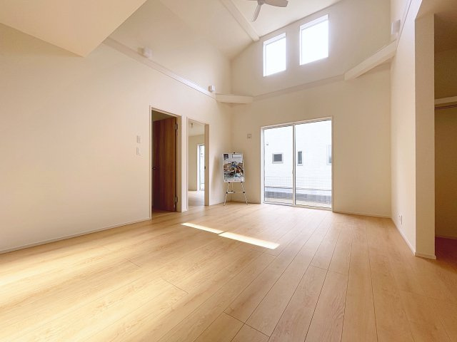 新築戸建・新築建売　郡山市芳賀三丁目　芳賀小・第四中の居間・リビング|勾配天井のリビングは開放的で広々！窓が多く明るい家族団らんスペースです！