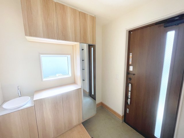 新築戸建・新築建売　郡山市芳賀三丁目　芳賀小・第四中の玄関|手洗い場がある玄関は帰宅後にすぐ手が洗えるので清潔です！大容量のシューズボックスがございます！