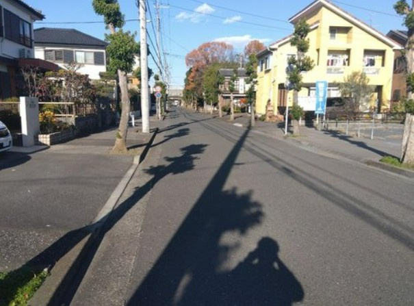 【土地】鶴ヶ島市脚折町２丁目建築条件無し売地の前面道路含む現地写真