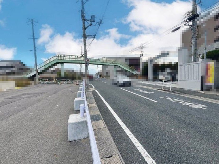 向日市寺戸町北前田の前面道路含む現地写真|前道道路は拡幅工事により、約15ｍ～約22ｍの幅員に変更予定です。