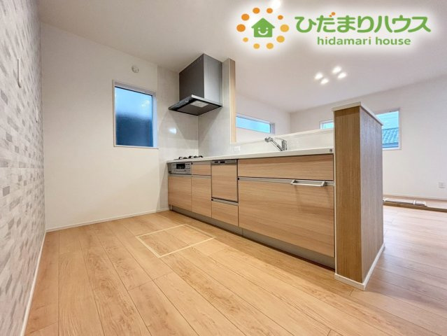 行田市桜町　第1期　新築一戸建て　ワイウッドコート　02のキッチン|対面式で家族との会話を楽しみながらお料理ができるシステムキッチンです。広々とした調理スペースがあり、お子様と一緒にお菓子作りなども楽しめます。シンクやコンロまわりもお手入れが簡単な仕様です！