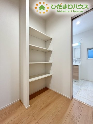 行田市桜町　第1期　新築一戸建て　ワイウッドコート　02の収納|キッチン近くのホールに配置された棚付きの便利なパントリー収納です。日持ちする食材のストックや、置き場所に困る大型の調理器具、日用品などを一箇所にすっきりとまとめて保管できるため、家事効率が上がります！
