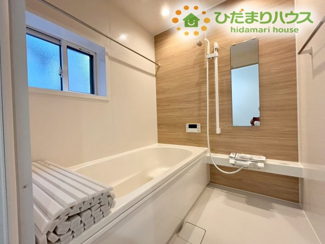 行田市桜町　第1期　新築一戸建て　ワイウッドコート　02の浴室|美しい木目調のアクセントパネルが落ち着いた空間を演出するバスルームです。足を伸ばしてゆったり寛げる浴槽があり、一日の疲れを癒せます。お湯が冷めにくい保温仕様で、お子様との入浴タイムも快適です♪