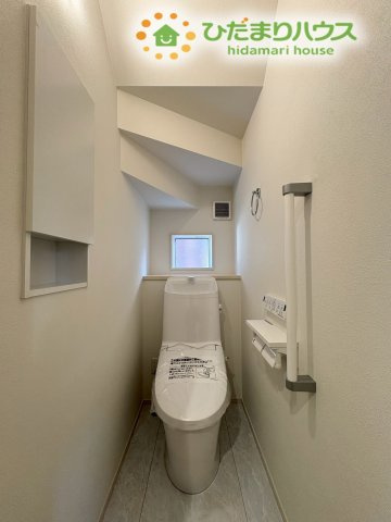 行田市桜町　第1期　新築一戸建て　ワイウッドコート　02のトイレ|白を基調とした清潔感あふれる1階のトイレです。手洗い器やタオル掛け、温水洗浄便座がしっかりと標準装備されており、毎日快適に使用できます。小窓が付いているため、いつでも自然換気が行えて衛生的です。
