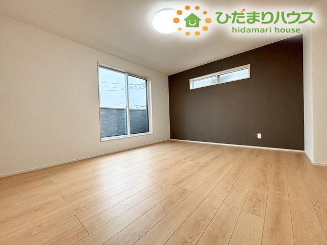 行田市桜町　第1期　新築一戸建て　ワイウッドコート　02の寝室|壁一面にシックなアクセントクロスをあしらった、落ち着いた雰囲気の主寝室です。大きなベッドを配置してもスペースにゆとりがあり、2面の窓から心地よい風が吹き抜けるため、毎朝スッキリと目覚められます♪