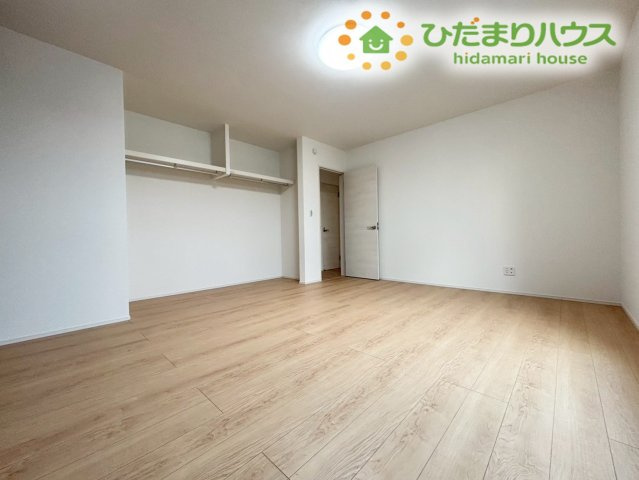 行田市桜町　第1期　新築一戸建て　ワイウッドコート　02の寝室|広々とした空間でゆったりと寛ぐことができる2階の洋室です。クローゼットがしっかりと完備されており、お洋服や小物をすっきり収納可能。お好みのインテリアを配置して、落ち着いた空間を自由に作れます！