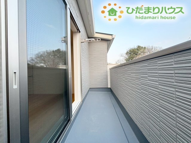 行田市桜町　第1期　新築一戸建て　ワイウッドコート　02のバルコニー|お布団やたくさんの洗濯物を一度にしっかりと干すことができる、開放的なバルコニーです。日当たりが非常に良く、カラッと気持ちよく乾きます。手すり壁も高く設計されており、外部からの視線も遮れます♪
