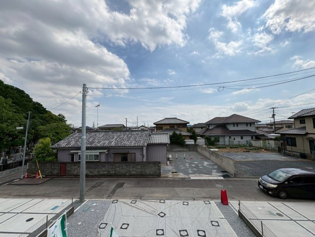 行田市桜町　第1期　新築一戸建て　ワイウッドコート　02の展望|バルコニーから広がる、遮るもののない見通しの良い展望です。周囲に高い建物がないため、心地よい風が室内にまでしっかりと届きます。お洗濯物を干す際や、ふと一息つきたい時にも爽快感を味わえます！