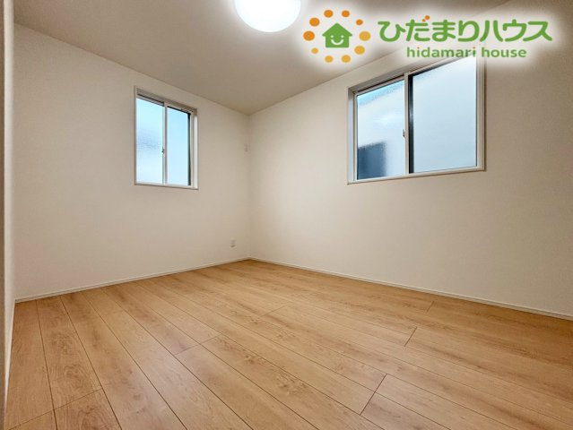 行田市桜町　第1期　新築一戸建て　ワイウッドコート　02の子供部屋|2面の窓から爽やかな光と風が入り込む、明るい雰囲気の子供部屋です。勉強机やベッドを配置しやすい綺麗な形状で、お子様の成長に合わせたお部屋作りが可能です。お片付けに便利なクローゼットも完備です♪
