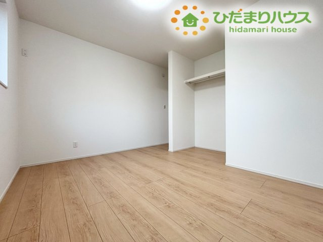 行田市桜町　第1期　新築一戸建て　ワイウッドコート　02の子供部屋|ホワイトの壁紙と明るい木目の床が、お部屋全体をより広く見せてくれる子供部屋です。お友達を呼んで楽しく遊ぶスペースとしても十分な広さがあり、お子様がのびのびと個人の時間を過ごせる空間となっています。