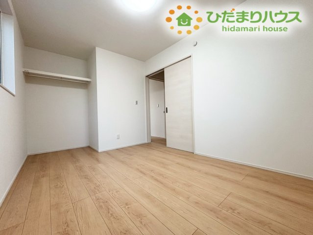 行田市桜町　第1期　新築一戸建て　ワイウッドコート　02の洋室|ハンガーパイプと上部棚がしっかりと設置された、使い勝手の良いクローゼット内部です。丈の長いコートやシャツを掛けたままシワをつけずに保管でき、毎日のコーディネートやお洋服選びがとてもスムーズです！