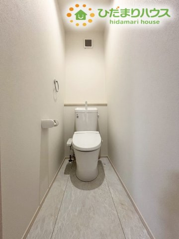 行田市桜町　第1期　新築一戸建て　ワイウッドコート　02のトイレ|2階にもしっかりと用意された、温水洗浄便座付きの快適なトイレです。夜間やお子様が急にトイレに行きたくなった際も、1階まで階段を下りずにすぐ利用できるため、忙しい朝の混雑緩和にも大活躍します♪