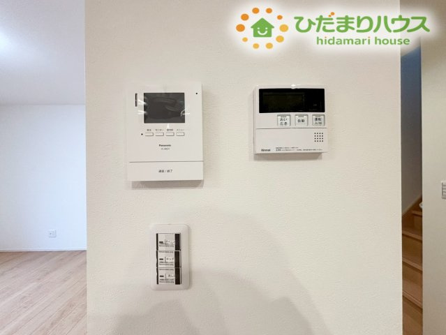 行田市桜町　第1期　新築一戸建て　ワイウッドコート　02のセキュリティ|来客時の対応を室内から安全に行える、便利なTVモニター付きインターホンです。お子様のお留守番時や、手が離せない家事の最中でも、お相手の顔を事前に手元で確認できるため、毎日の安心感が違います！