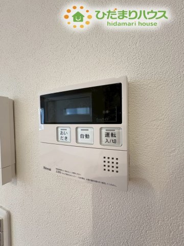 行田市桜町　第1期　新築一戸建て　ワイウッドコート　02の発電・温水設備|お風呂の準備がボタン一つでスムーズに行える、便利な給湯器のリモコンパネルです。キッチン横に設置されているため、お料理や家事の手を止めることなく、いつでもすぐにお風呂のお湯張りができて快適です♪