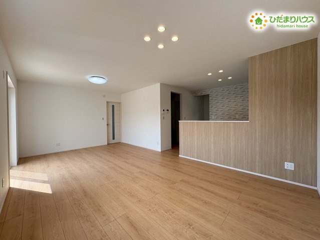 行田市桜町　第1期　新築一戸建て　ワイウッドコート　02の居間・リビング|木のぬくもりをたっぷり感じられる開放的なリビングスペースです。ダイニングテーブルや大きめのソファを配置してもゆとりがあり、小さなお子様がのびのびと安全に遊べる、家族みんなのお気に入りの場所です♪