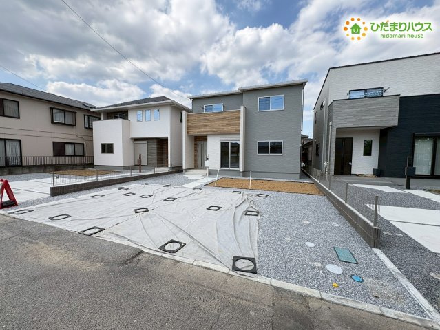 行田市桜町　第1期　新築一戸建て　ワイウッドコート　02の外観|並んで建つスタイリッシュな住宅街の現地外観です。カースペースが手前に広がっているため遮るものがなく、開放的な印象を与えます。お家の前面もすっきりとしており、毎日の出入りがとてもスムーズです！