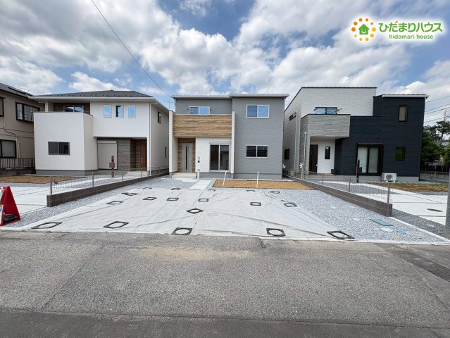行田市桜町　第1期　新築一戸建て　ワイウッドコート　02の駐車場|お車の出し入れがとてもスムーズに行える、広々とした駐車スペースです。並列で駐車できるゆとりがあり、お子様をチャイルドシートへ乗せ降ろしする際も、ドアを大きく開けられるため毎日の移動が快適です♪
