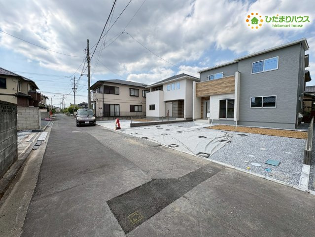 行田市桜町　第1期　新築一戸建て　ワイウッドコート　02の前面道路含む現地写真|見通しが良く、お車の運転が苦手な方でも落ち着いて駐車ができる前面道路です。周辺は交通量が少なく静かな環境が保たれているため、小さなお子様のいるご家庭でも、毎日の通学の時間を安心して見送れます！