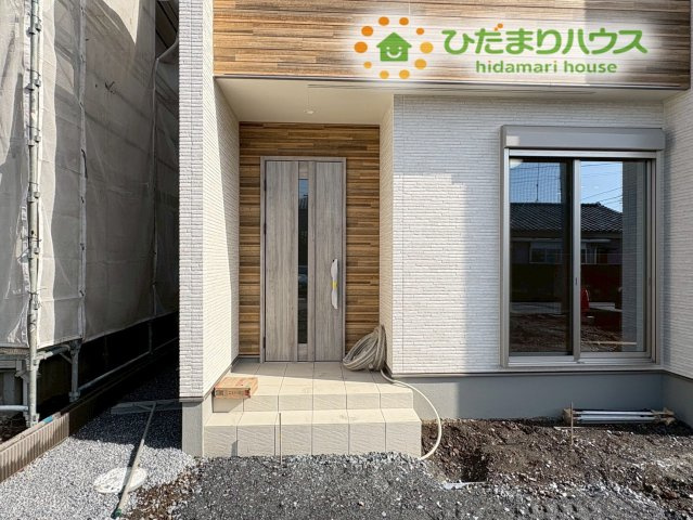 行田市桜町　第1期　新築一戸建て　ワイウッドコート　02のエントランス|お家の顔としてふさわしい、木目調のデザインがアクセントになったエントランスです。屋根があるため雨の日の鍵開けも濡れずにスムーズ。すっきりとした綺麗な印象で、毎日気持ちよくお出かけができます♪