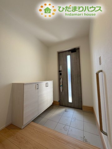 行田市桜町　第1期　新築一戸建て　ワイウッドコート　02の玄関|大容量のロータイプシューズボックスが設置された明るい玄関です。棚の上には季節の飾り物や鍵置きを自由に置くことができます。段差も少なく滑らかな設計のため、毎日のお子様の靴の脱ぎ履きも楽々です♪