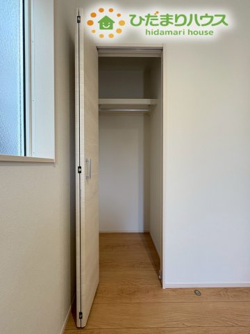 行田市桜町　第1期　新築一戸建て　ワイウッドコート　02の収納|玄関のすぐ近くに設けられた、お出かけ時に大変便利な収納スペースです。雨具やベビーカー、毎日使うお掃除グッズなどを帰宅後すぐにしまえるため、散らかりがちな玄関まわりをいつでも綺麗な状態に保てます！